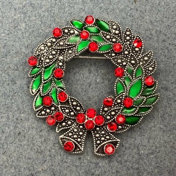 Christmas Pin Brooch Wreath Red Rhinestone Berries Green Enamel Silver Detailed - Picture 2 of 5